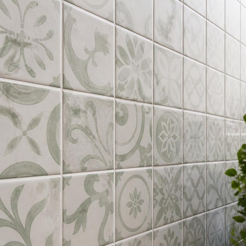 Parede revestida com azulejos decorativos